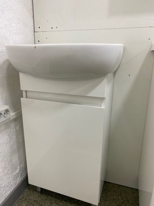 Комплект тумба з умивальником. Меблі були на виставках.