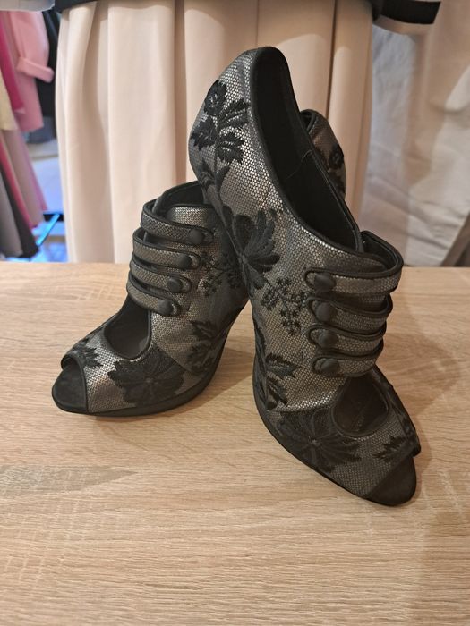 Buty na obcasie rozm.39
