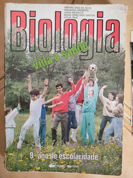 Livros escolares de diferentes anos de ensino e disciplinas