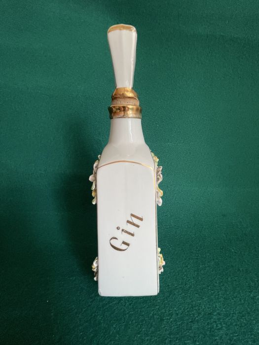 Raul da Bernarda garrafa de Gin