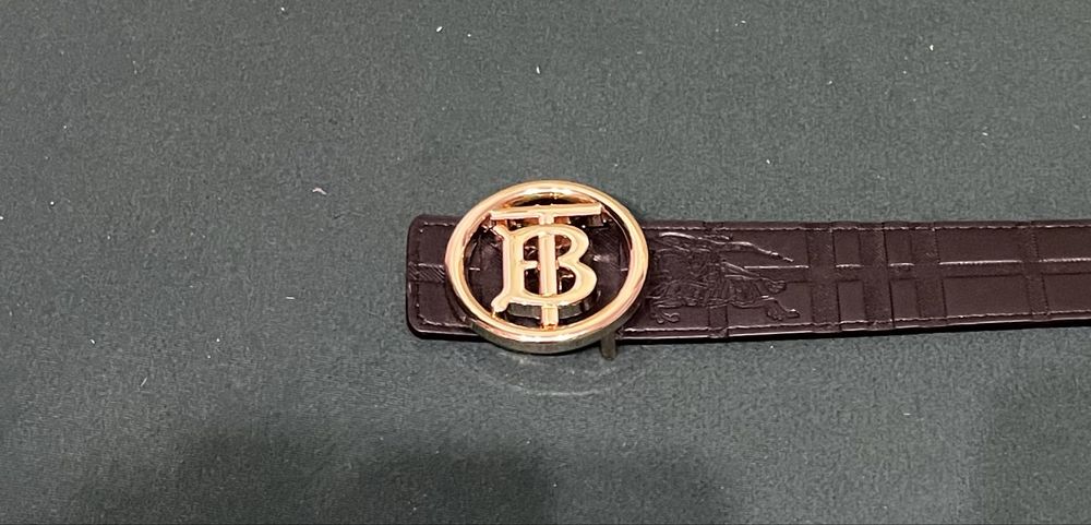 Pasek burberry.