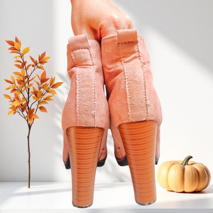 Pudrowe botki damskie na obcasie zamszowe jesienne