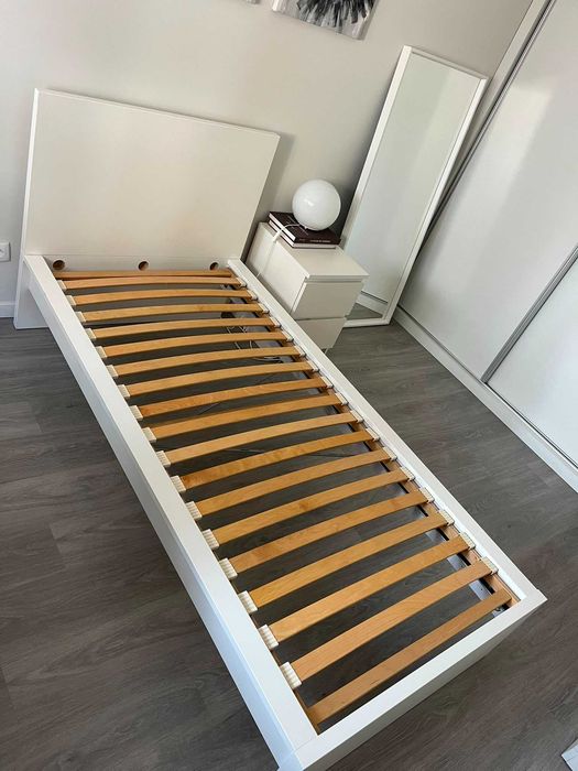 Cama de solteiro Ikea com estrado.