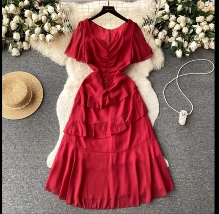 Платье красное летнее шифоновое с оборками и V-образным вырезом