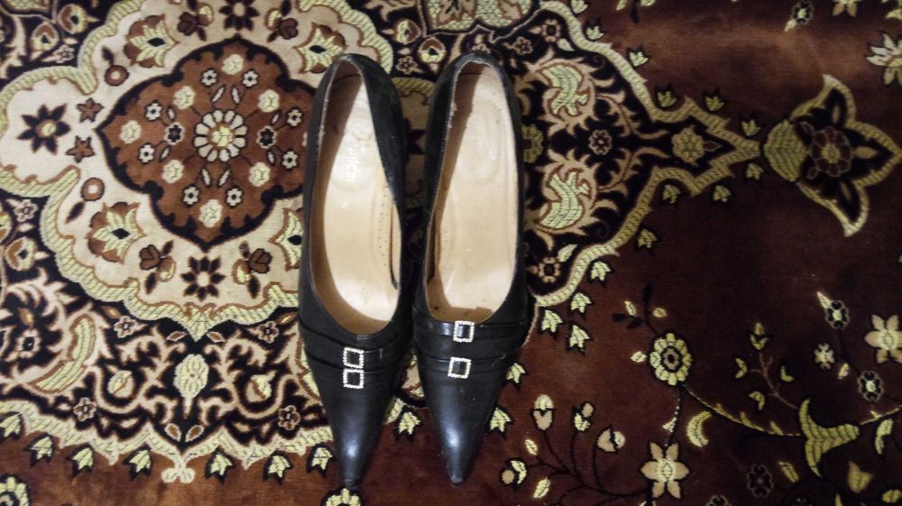 Черные кожаные женские туфли 38 размера в хорошем состоянии