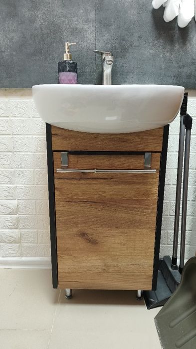 Раковина з тумбою за змішувачем