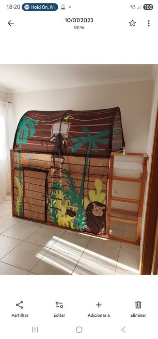 Cama Kura Ikea com uma cobertura infantil