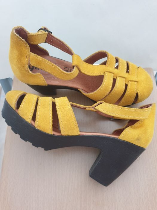 Sandálias amarelas
