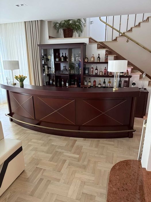 EKSKLUZYWNY BAREK Z LITEGO DREWNA – kompletna zabudowa barowa z chłodziarką na alkohol