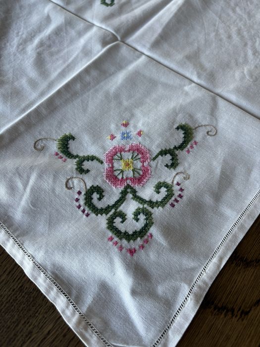 Toalha de mesa bordada a ponto cruz