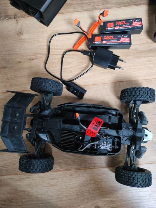 Arrma typhon grom szczotkowy rc baterie 2s 7.4v aparatura stand pilot