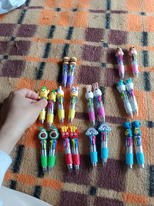 Canetas fofas pequenas de várias cores