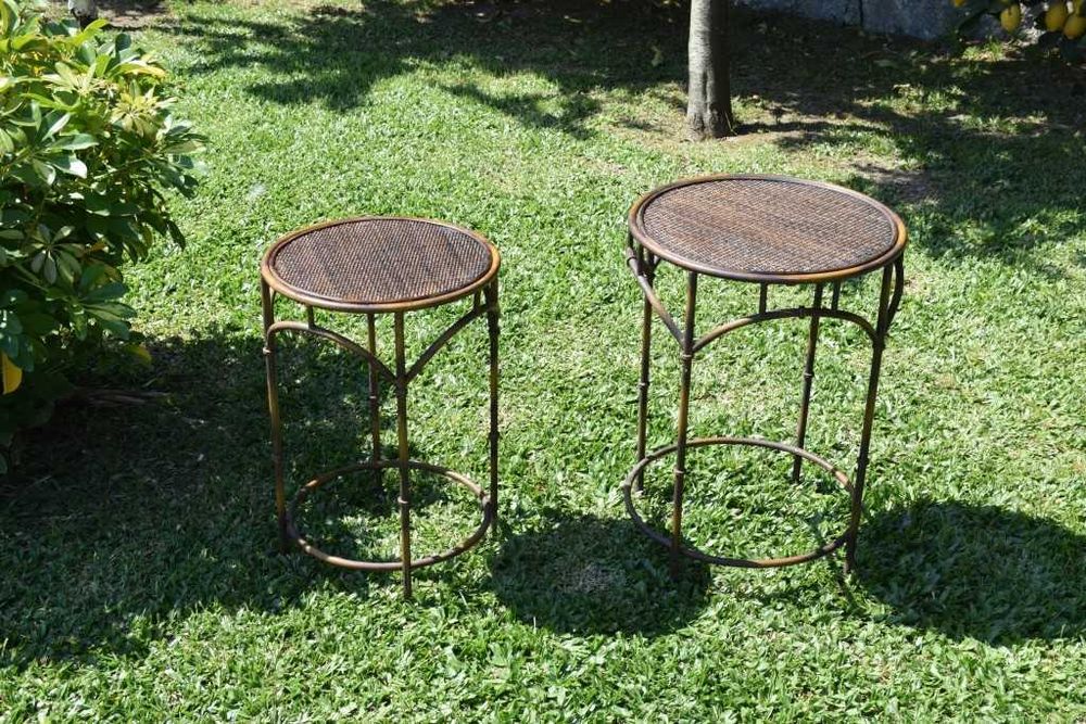 Mesa de apoio metálica e tampo em vime, feita na Tailândia