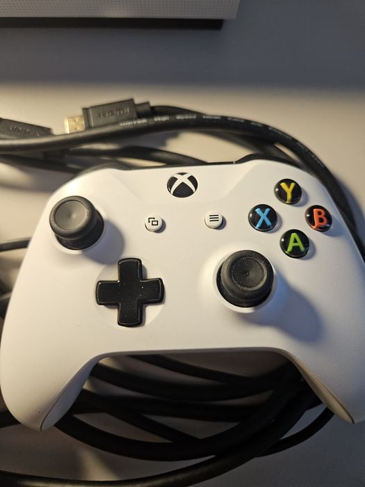 Xbox one z dwoma pasami, kablem oraz dwiema grami