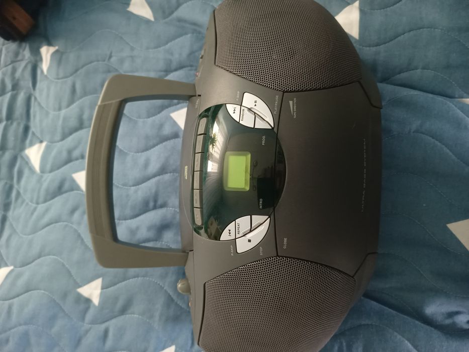 Radio przenośne z CD marki PHILIPS.