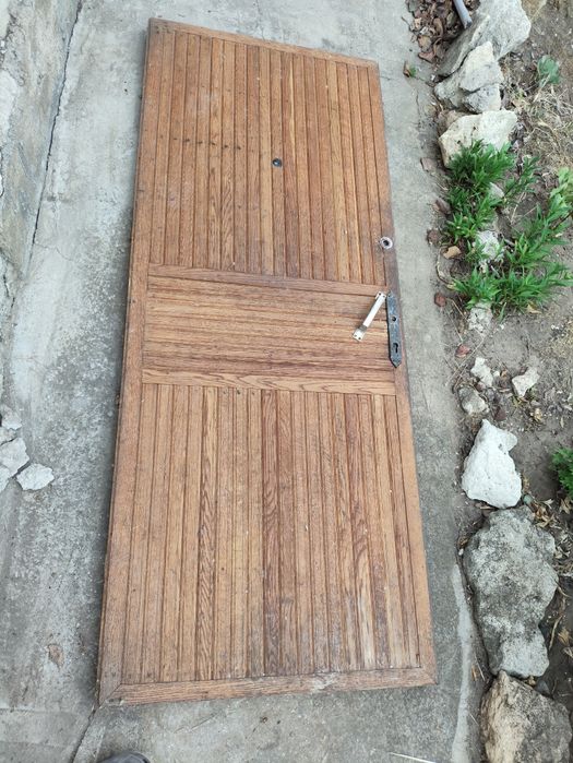 Двери входные деревянные.