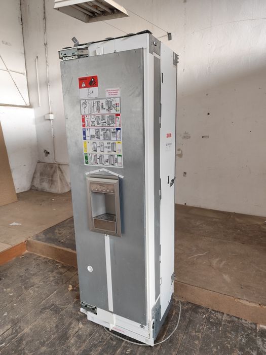 Zamrażarka z kostkarką do lodu Gaggenau RF463201 pod zabudowę 291 l.