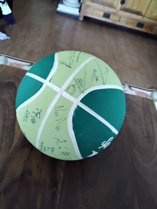 Bola de basket  assinada por todos os jogadores do sporting