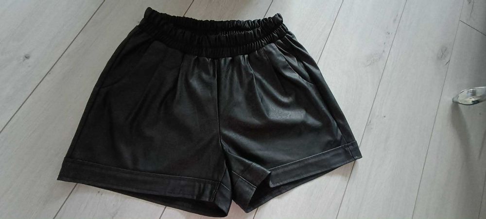 Spodenki czarne , eko skóra  - bardzo dobry stan,  rozm. 38