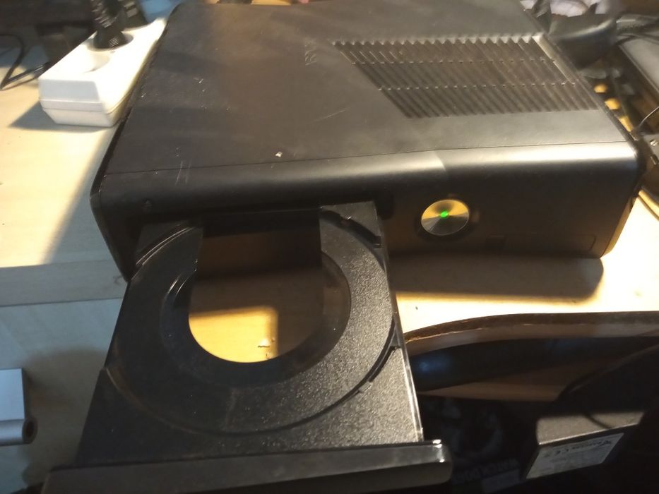 Xbox 360 slim 250gb z okabloqaniem i kinect(Nie mam niestety zdjęć)