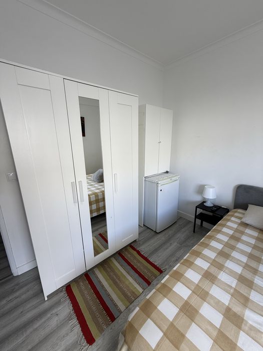 Quarto cama casal tv frigobar auto carro na porta na Amadora (São Brás)