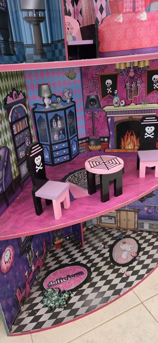 Casa de Bonecas em bom estado