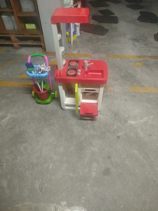 Cozinha e kit de limpeza de brincar