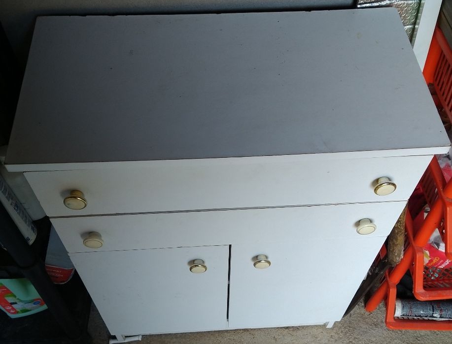 Móvel branco com gavetas (63x83x32 cm)