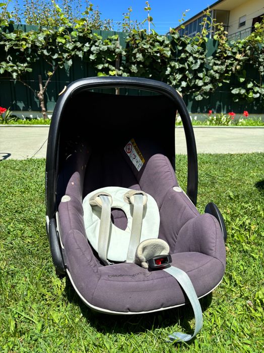 Cadeiras e ovo para carro