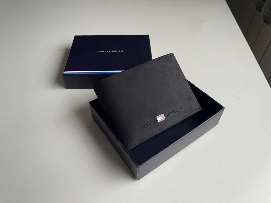 nieduży skórzany portfel Tommy Hilfiger w pudełku
