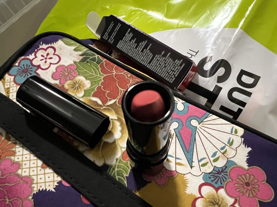 Bolsa com produtos Shiseido NOVA