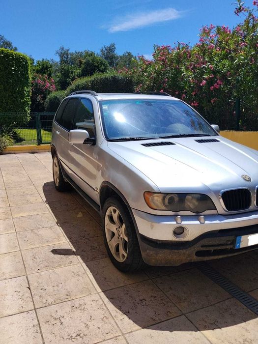 Viatura  BMW X53 trata o próprio