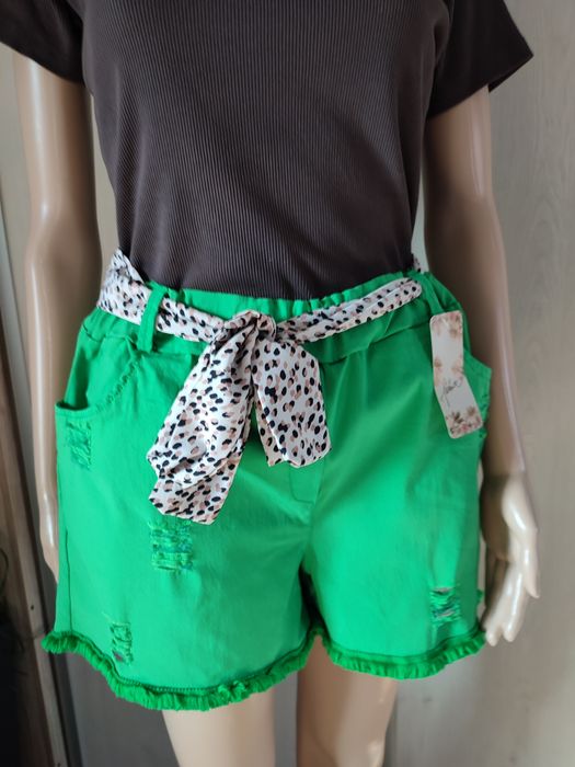 Zielone szorty z paskiem i dziurami