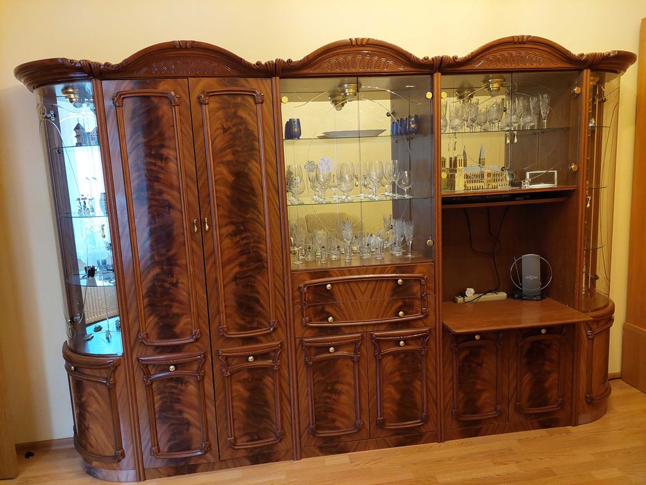 Місткий сервант, виробництво Італія