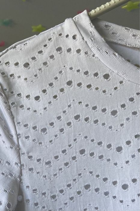 biały t-shirt dziurkowany, koszulka z krótkim rękawem, top