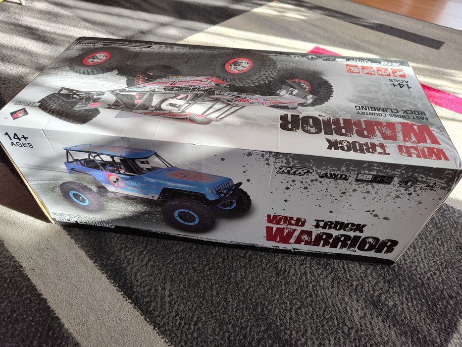 Model rc Wltoys 10428 rock crawler.