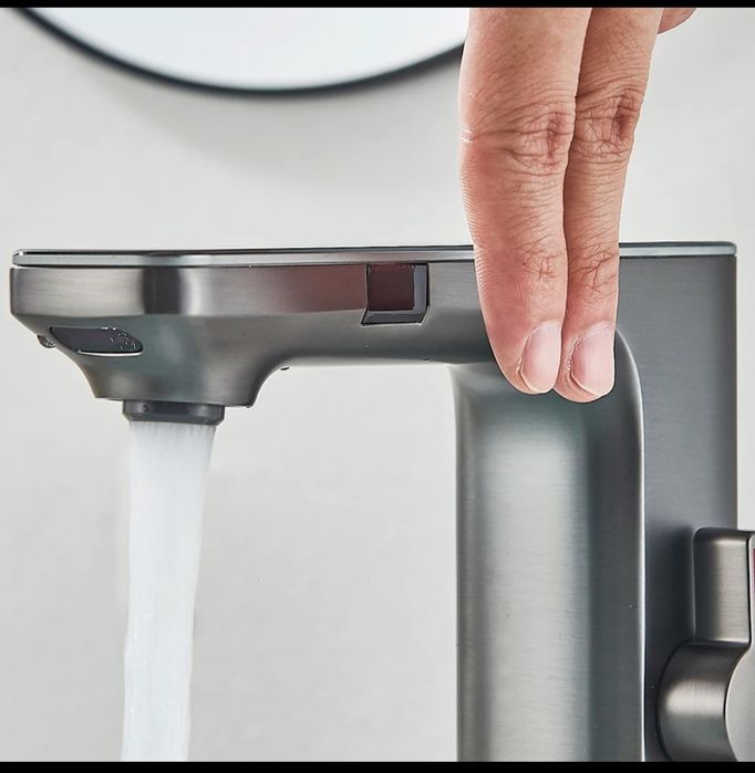 Сенсорный кран в ванную комнату.