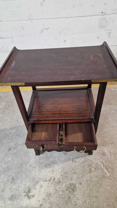 Móvel oriental em madeira c/ ferragens em latão — 64x51x32