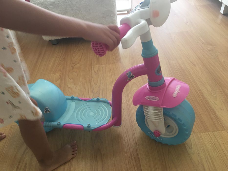 Mota menina trotinete com pisca e luz