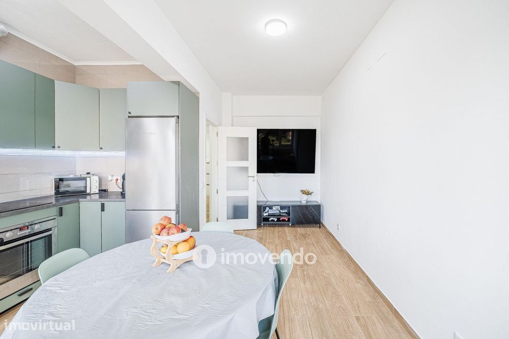 Apartamento T2 remodelado, com cozinha equipada, em Benfica