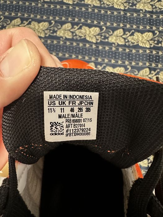 Ténis para futebol de sala.