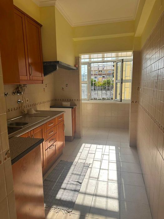 Apartamento T2 no Centro de Carcavelos | Excelente Localização, Amplas Áreas e Muita Luz Natural