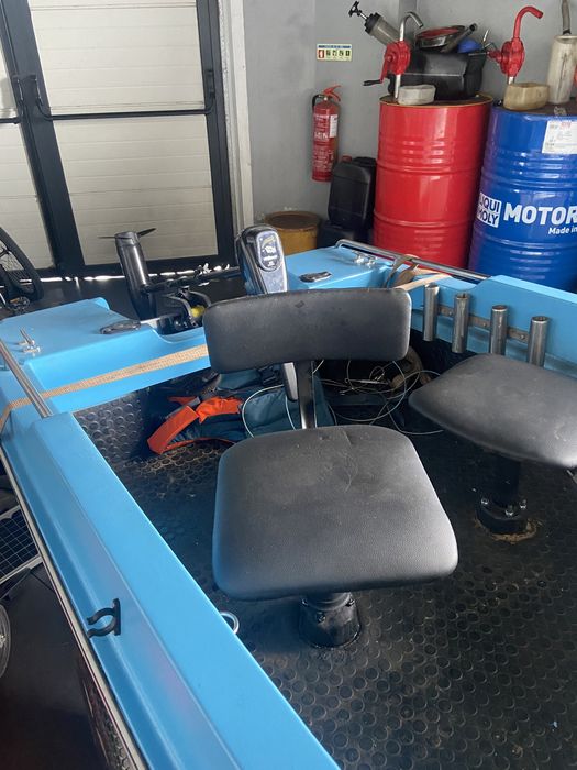 Barco com documento e atrelado