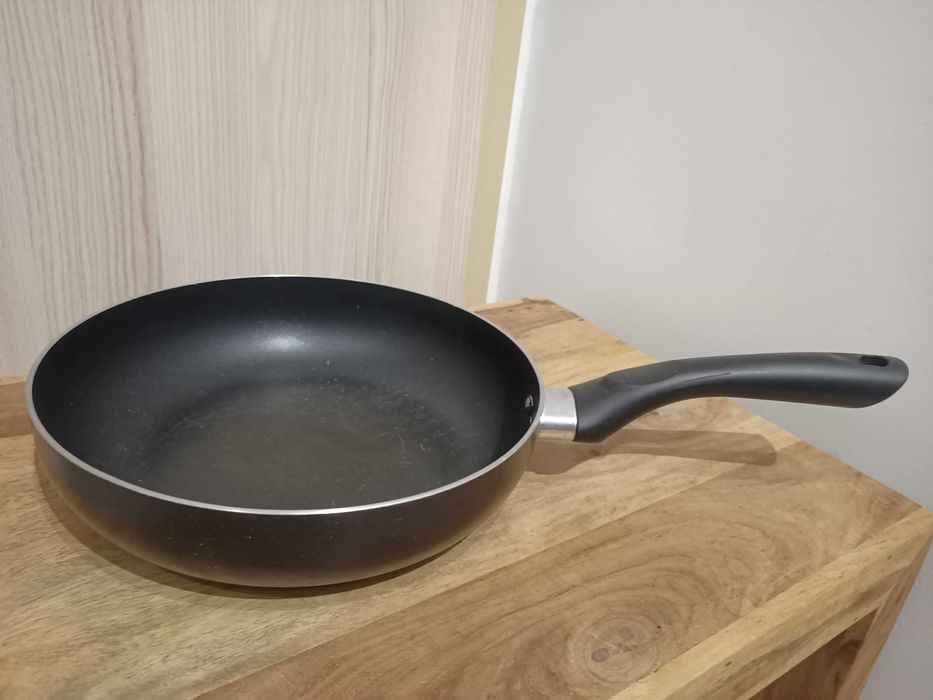 Patelnia głęboka 24cm z nieprzywierającą powłoką, teflon