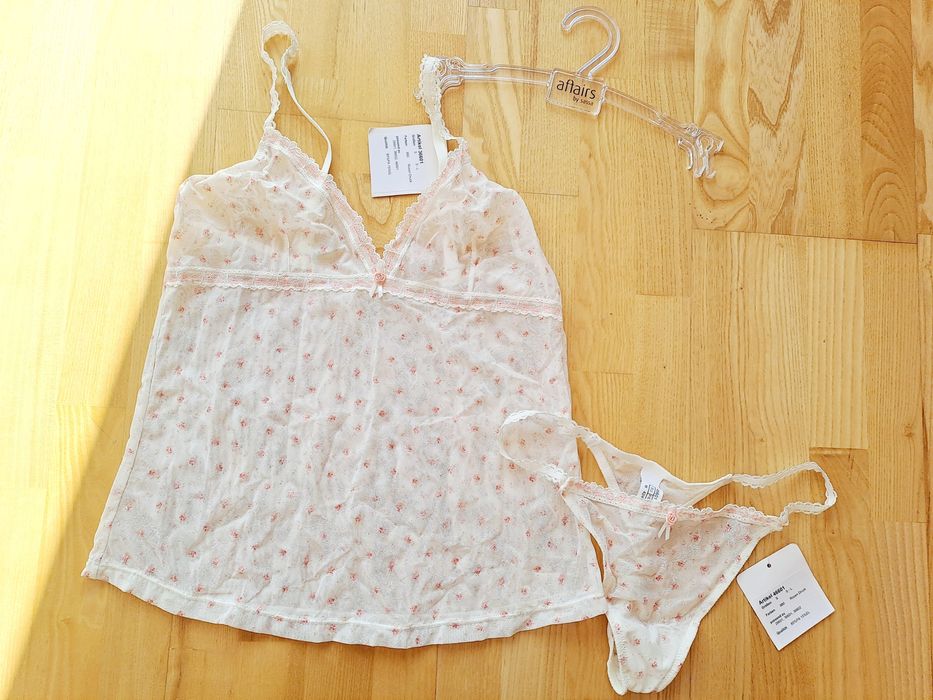Komplet pięknej bielizny koszulki w różyczki
