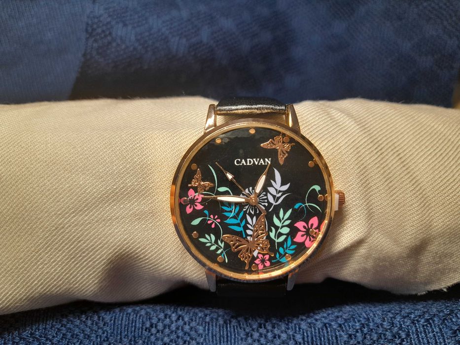 Relógio de flores e borboletas