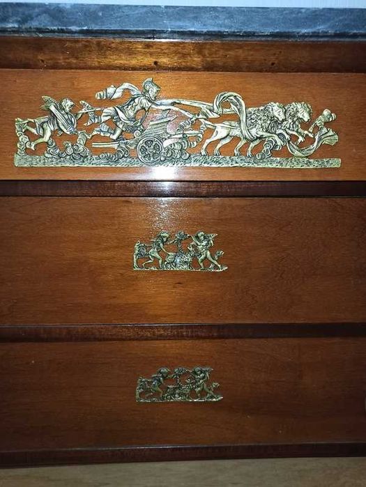 Cómoda Antiga com Tampo em Mármore Negro