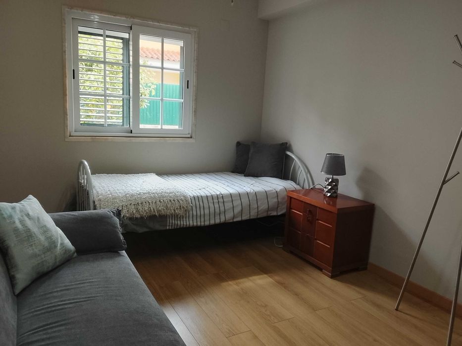 Quarto espaçoso em moradia.