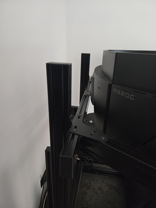 Simrig i stojak SimXPro z  monitorami Gigabyte M32QC