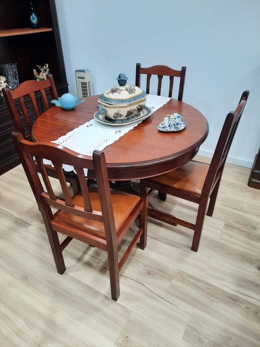 Conjunto de mesa extensível e 6 cadeiras em madeira. Excelente estado.